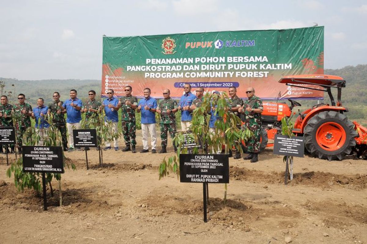 Pupuk Kaltim bekerja sama dengan Kostrad TNI melakukan penanaman bibit pohon pada program Community Forest. 