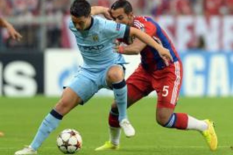 Gelandang Manchester City, Samir Nasri, saat mendapat pengawalan ketat dari pemain Bayern Muenchen pada matchday pertama Grup F Liga Champions di Stadion Allianz Arena, Rabu (17/9/2014). 