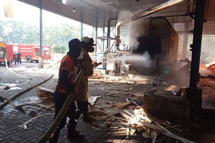 Petugas Damkar Kabupaten Lumajang padamkan api yang membakar pabrik triplek di Lumajang, Kamis (29/9/2022)