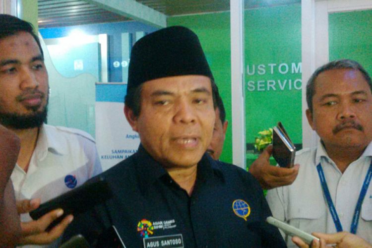 Direktur Jenderal Perhubungan Udara (Dirjen Hubdar), Kementerian Perhubungan (Kemenhub), Agus Santoso ketika memantau penumpang arus balik Lebaran di Bandara Internasional Adi Soemarmo di Boyolali, Jawa Tengah, Rabu (20/6/2018).