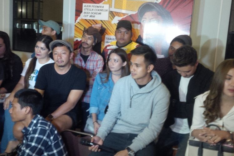 Para pemeran film Baracas menggelar jumpa pers usai pemutaran perdana film tersebut di Kota Bandung, Jawa Barat, Senin (20/3/2017).