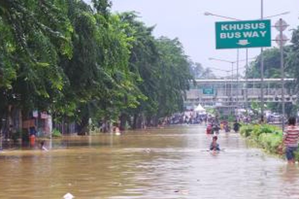 Lintasan jalur busway di Jalan Otista Raya, yang digenangi banjir. Busway tidak beroperasi melewati jalur tersebut sejak pagi. Rabu (22/1/2014).