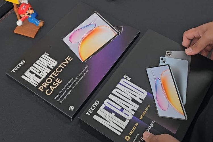 Isi kotak kemasan tablet Megapad SE. Ada dua kotak yang terdiri dari satu kotak berisi tablet dan aksesori, lalu satu kotak lain berisi case.