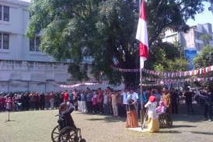 Para peserta upacara dari komunitas difabel saat melakukan penghormatan bendera merah putih dalam peringatan HUT RI ke-71 di halaman Gedung Indonesia Menggugat, Jalan Perintis Kemerdekaan, Kota Bandung, Rabu (17/8/2016) 