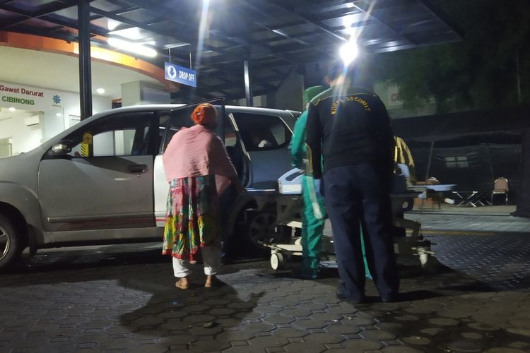 Rumah Sakit Umum Daerah (RSUD) Cibinong, Kabupaten Bogor, Jawa Barat, mendirikan tenda darurat untuk menampung pasien baru Covid-19.