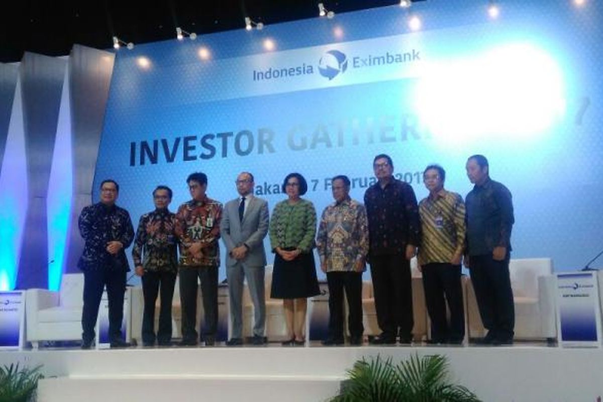 Menteri Keuangan Sri Mulyani Indrawati (tengah) dan para panelis dalam Investor Gathering 2017 LPEI, Jakarta, Selasa (7/2/2017).