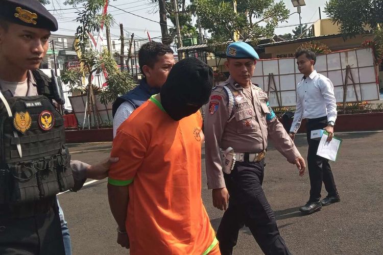 Polisi menggiring seorang pelaku sindikat internasional penyeundup sepeda motor ke Afrika Selatan yang berhasil digagalkan jajaran Kepolisian Resor Cianjur, Jawa Bart.