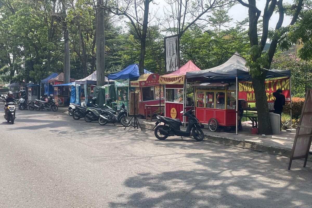 Suasana trotoar di depan RSUD Ottista, Soreang, Kabupaten Bandung, Jawa Barat, Senin (25/8/2025) yang dipenuhi Pedagang Kaki Lima (PKL)