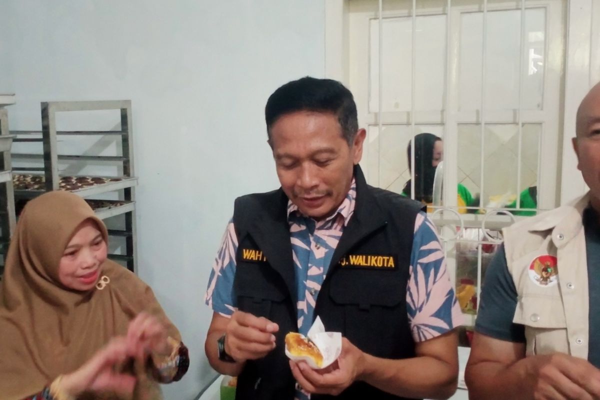 Pj Wali Kota Malang, Wahyu Hidayat dan Kadiskopindag Kota Malang, Eko Sri Yuliadi mengunjungi UMKM Bolen Malang Fairuziba pada Selasa (18/6/2024). 