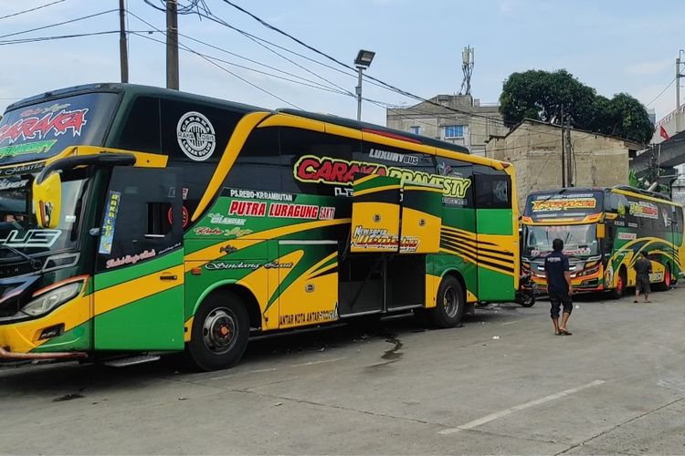 Sejumlah bus yang terparkir di Terminal Lebak Bulus, Jakarta Selatan, Jumat (28/4/2023). 