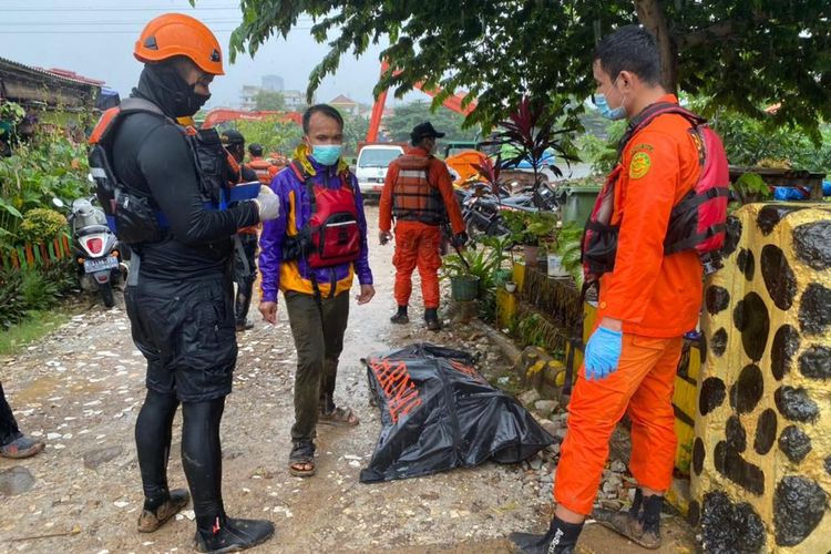 Seorang pria yang hilang setelah melompat ke Kali Ciliwung ditemukan dalam keadaan meninggal dunia, Kamis (18/2/2021).
