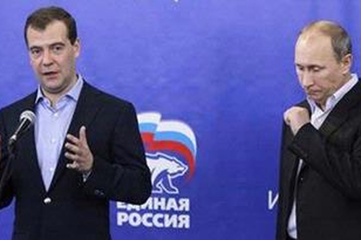 Presiden Rusia Dmitry Medvedev dan PM Vladimir Putin di markas Partai Rusia Bersatu, Minggu (4/12/2011).