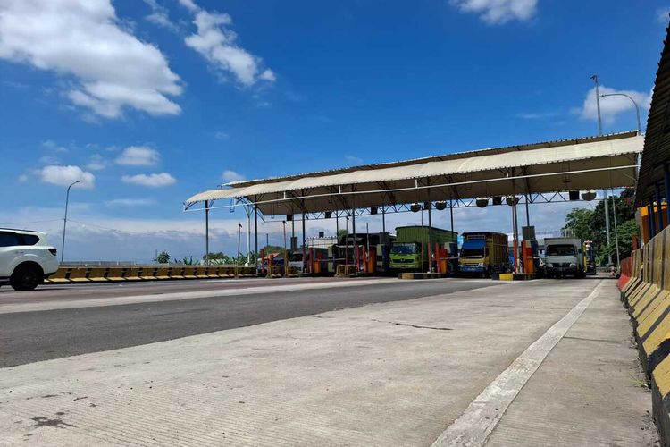 Sejumlah kendaraan tengah mengantre di Gardu Exit Tol Cileunyi, Kabupaten Bandung, Jawa Barat, Rabu (26/3/2025)