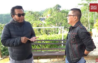 Musisi Erix Soekamti (kiri) berbincang dengan pembawa acara Helmy Yahya.