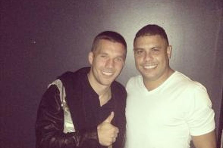 Striker Arsenal, Lukas Podolski bersama legenda Brasil, Ronaldo. 