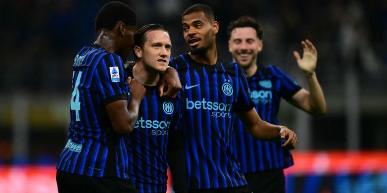 Piotr Zielinski merayakan gol ketiga timnya dalam pertandingan sepak bola Serie A Liga Italia antara Inter Milan vs Cagliari di Stadion Giuseppe Meazza di Milan, pada 17 April 2026. (Foto oleh Marco BERTORELLO / AFP)