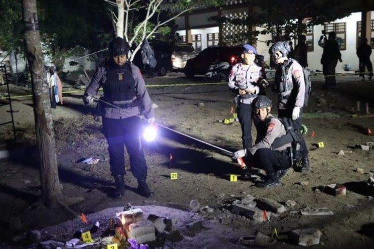 Gegana Sat Brimob Polda DIY sedang melakukan sterilisasi ledakan petasan di halaman suatu pondok pesantren di Kalurahan Gadingsari, Kapanewon Sanden, Kabupaten Bantul, Selasa (18/6/2024). 
