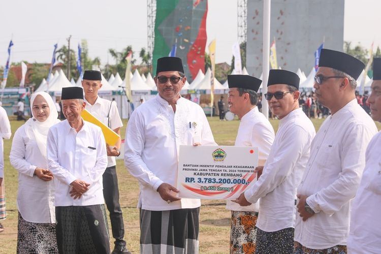 Penjabat (Pj) Gubernur Jateng Nana Sudjana dalam acara peringatan Hari Santri Nasional (HSN) yang ke-10 yang berlangsung di Lapangan Kridosono, Kabupaten Blora, Selasa (22/10/2024).
