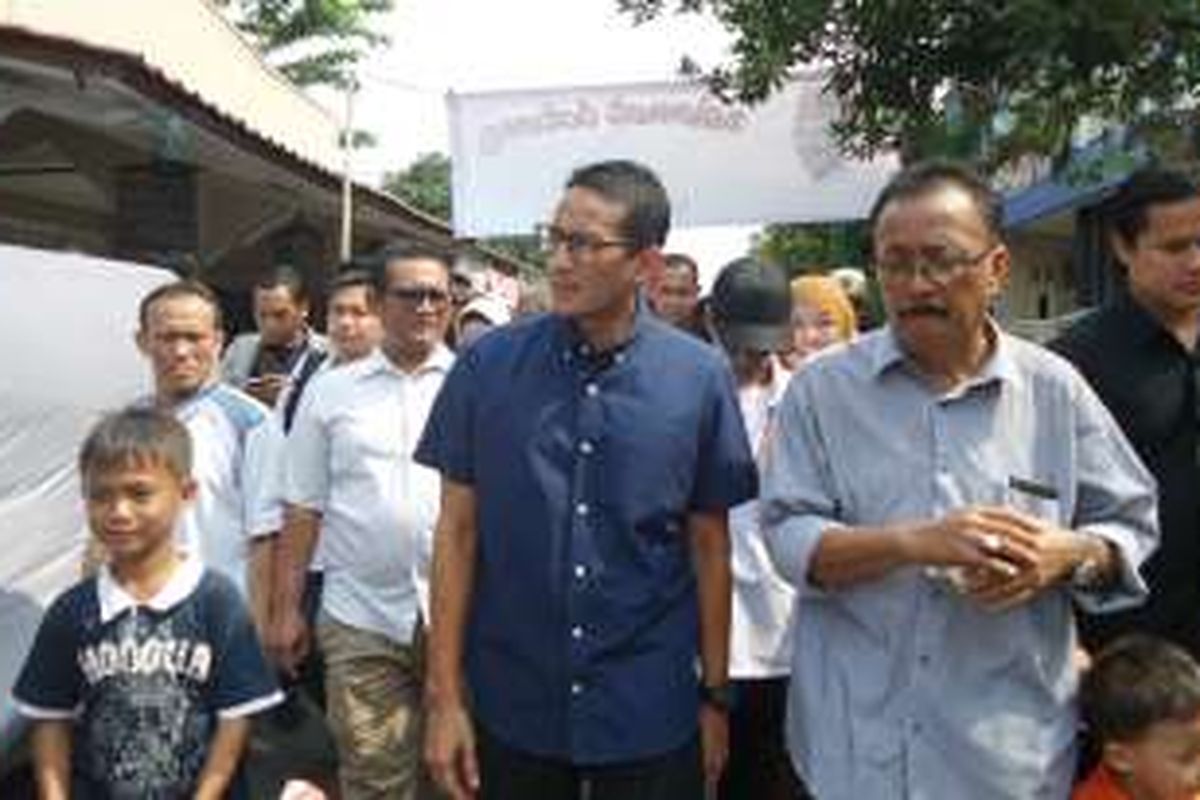 Calon wakil gubernur DKI Jakarta nomor pemilihan tiga, Sandiaga Uno (kemeja biru), berkunjung ke permukiman warga di RW 03 Kelurahan Malaka Sari, Kecamatan Duren Sawit, Jakarta Timur, Senin (7/11/2016). Sandiaga sekaligus diajak melihat Bank Sampah yang dikelola oleh warga.