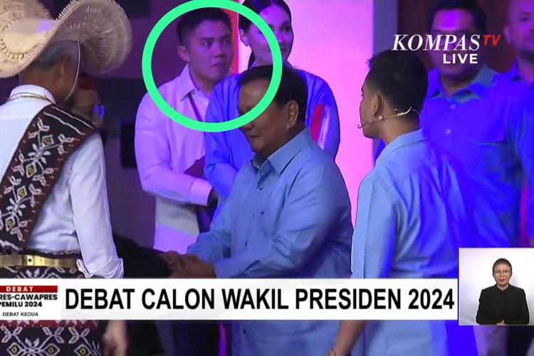 Ajudan Prabowo Subianto, Mayor Teddy Indra Wijaya, tidak lagi mengenakan baju yang warnanya sama dengan tim pendukung Prabowo-Gibran dalam acara debat kedua cawapres di JCC Jakarta, Jumat (22/12/2023).