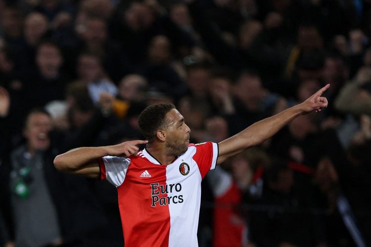 Striker Feyenoord Cyriel Dessers melakukan selebrasi usai mencetak gol ke gawang Olympique Marseille di Stadion De Kuip, Rotterdam, pada Jumat (29/4/2022) dini hari WIB.