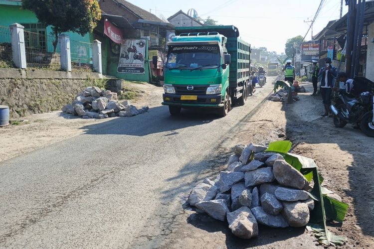 Protes Jalan Rusak, Warga Bergas Semarang Pasang Batu Pondasi di Sepanjang Jalan