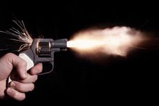 Ayah di India Ajari Bocah 3 Tahun Cara Mengisi Pistol Revolver