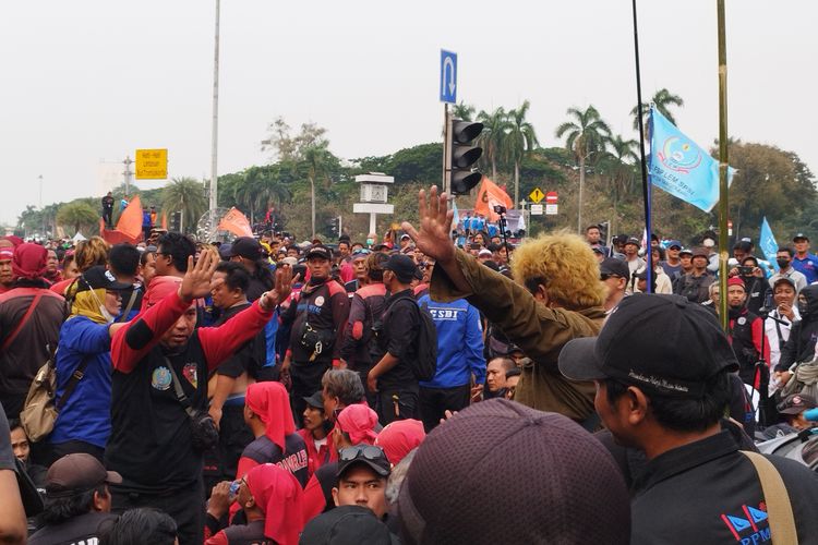 Suasana panas antarburuh saat aksi tolak Omnibus Law di Patung Kuda Arjuna Wijaya, Gambir, Jakarta Pusat, Senin (2/10/2023). (KOMPAS.com/XENA OLIVIA)