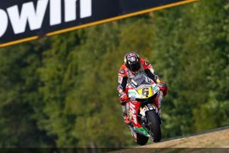 Pebalap Jerman, Stefan Bradl, memacu motornya di Sirkuit Brno pada sesi latihan bebas dua GP Ceko, Jumat (23/8/2013).