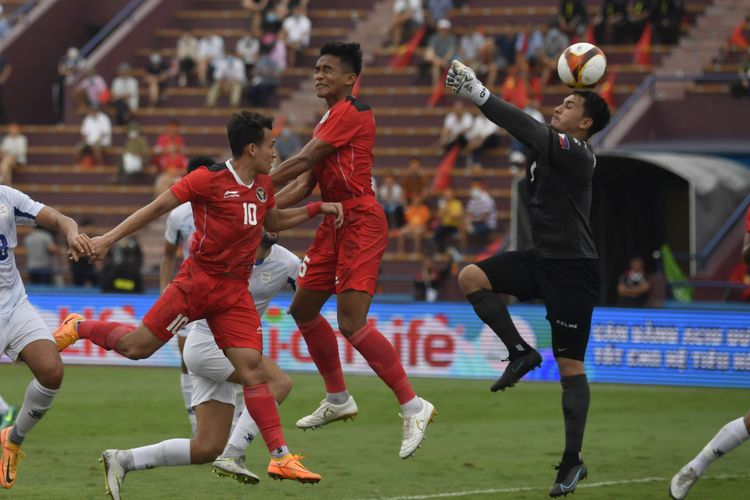 Pesepak bola Timnas Indonesia Rizky Ridho Ramadhani  (tengah) dan  Egy Maulana (kiri) berebut bola di udara dengan penjaga gawang Filipina Quincy Julian Kammeraad Boltron (kanan) saat bertanding dalam laga lanjutan Grup A Sepak Bola SEA Games 2021 Vietnam di Stadion Viet Tri, Phu Tho, Vietnam, Jumat (13/5/2022).