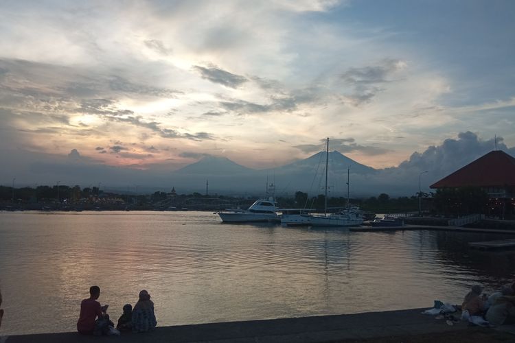 Suasana di Pantai Boom Marina, Banyuwangi.