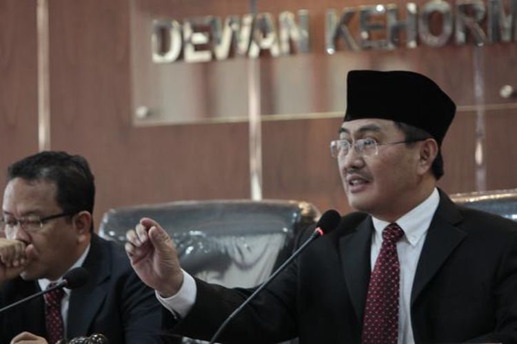 Majelis Dewan Kehormatan Penyelenggara Pemilu yang dipimpin, Jimly Asshiddiqie (kanan) melanjutkan sidang dugaan pelangaran etik anggota Komisi Pemilihan Umum di Kantor DKPP, Jakarta, Selasa (26/3/2013). Sidang lanjutan berlangsung dengan agenda membacakan tanggapan dari KPU sebagai pihak teradu. KOMPAS/LUCKY PRANSISKA 