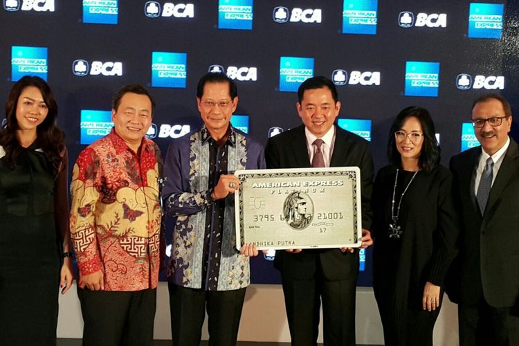 Kerja sama antara PT Bank Central Asia Tbk dengan American Express dalam menghadirkan kartu American Express Platinum Card. Penandatanganan nota kesepahaman kerja sama dilakukan oleh Presiden Direktur BCA Jahja Setiaatmaadja (ketiga dari kiri) dan Y C Koh, President Asia American Express (ketiga dari kanan).