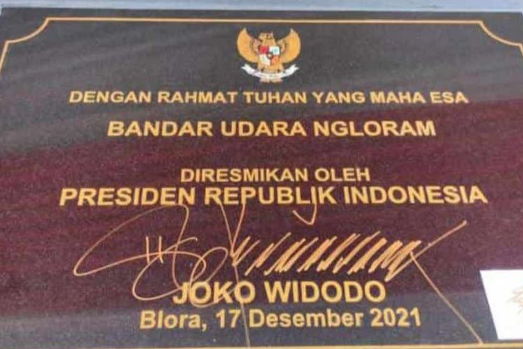 Presiden Joko Widodo meresmikan Bandara Ngloram di Cepu, Blora, Jumat (17/12/2021)