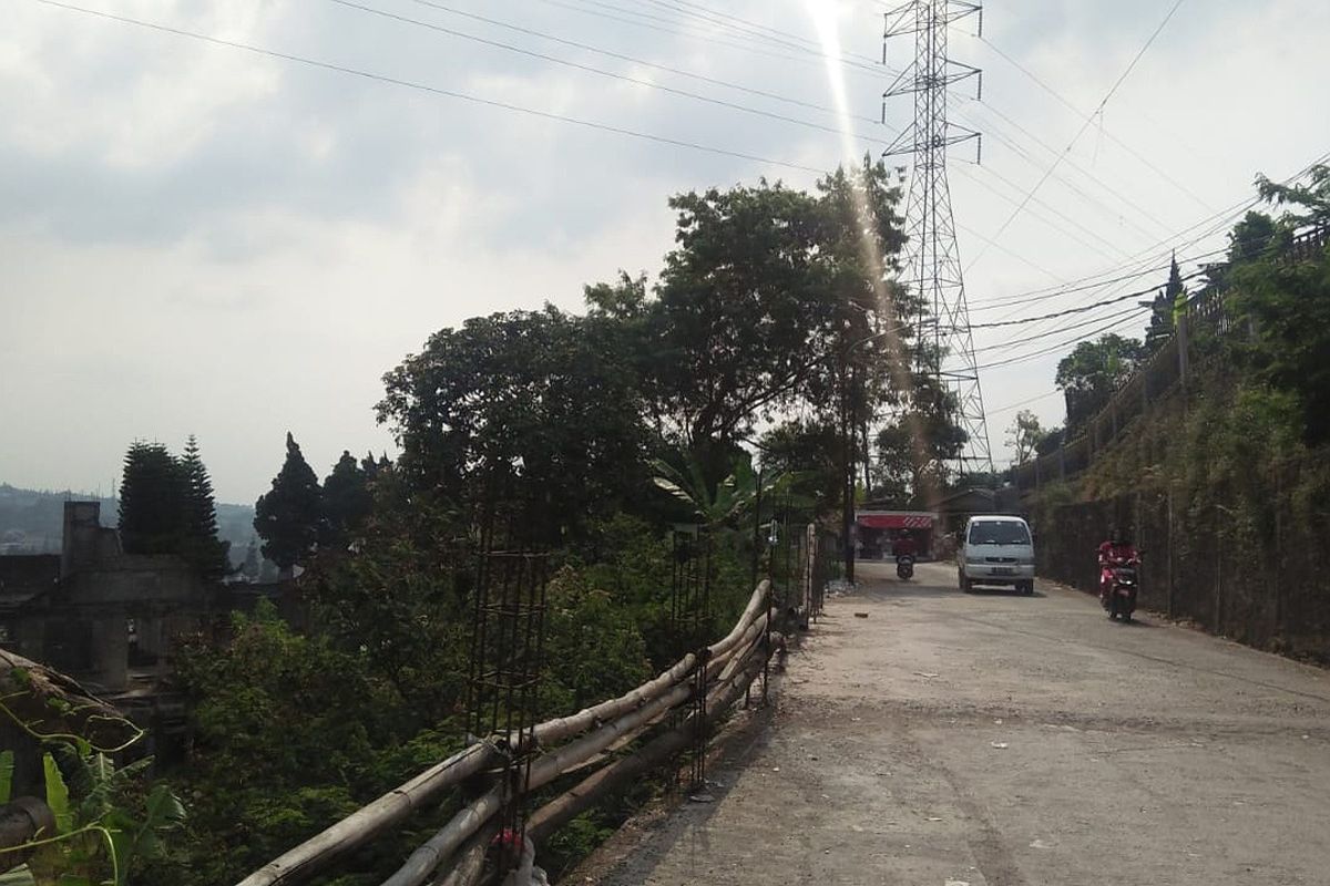 Kawasan Puncak Bogor yang terdiri dari tiga kecamatan yaitu, Ciawi, Cisarua dan Megamendung tercatat memiliki ribuan bangunan dengan lingkungan hutan dan paling rawan terdampak bencana alam.