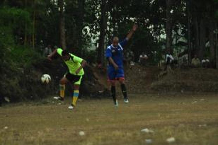 Polres Semarang menggelar turnamen sepakbola di Lapangan Desa Wonorejo, Pringapus, Rabu (26/8/2015) sore. 