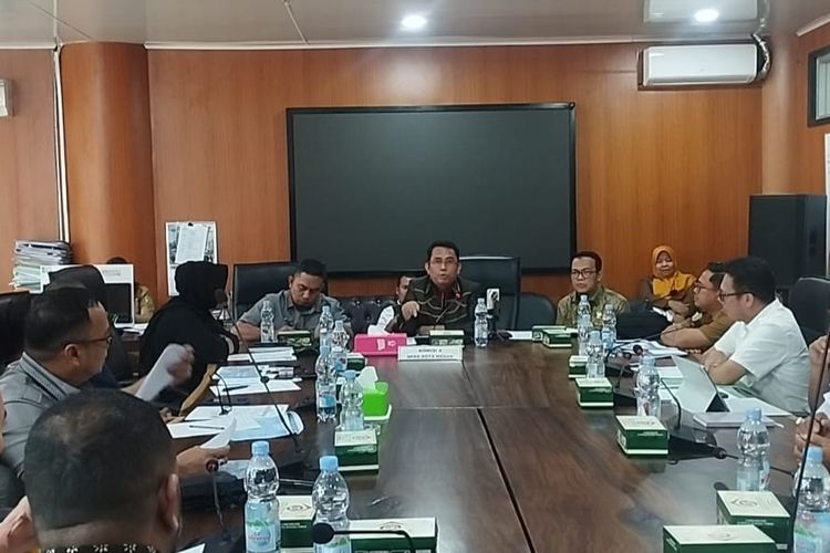 Rapat dengar pendapat antara komisi IV DPRD Medan dengan Dinas Sumber Daya Air Bina Marga dan Bina Konstruksi (SDABMBK) Medan, Dinas Lingkungan Hidup Medan dan Balai Wilayah Sungai Sumatera II di ruang rapat Komisi IV DPRD Medan, Senin (20/10/2025).