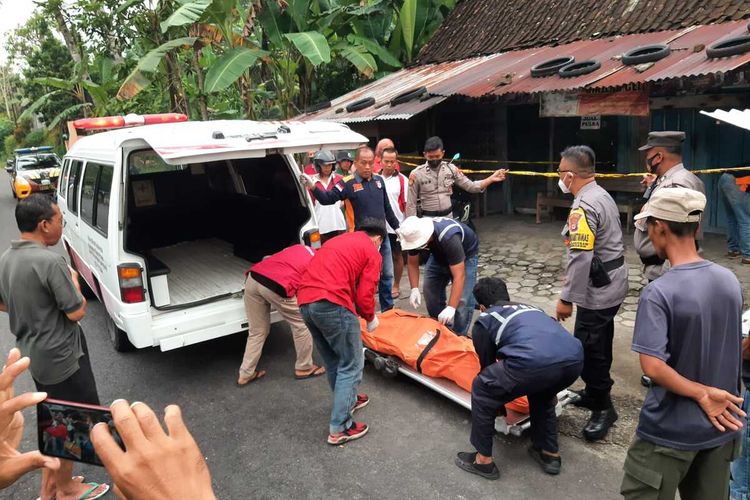 Relawan PMI mengevakuasi warga meninggal dunia di Kalurahan Margosari, Kapanewon Pengasih, Kabupaten Kulon Progo, Daerah Istimewa Yogyakarta.