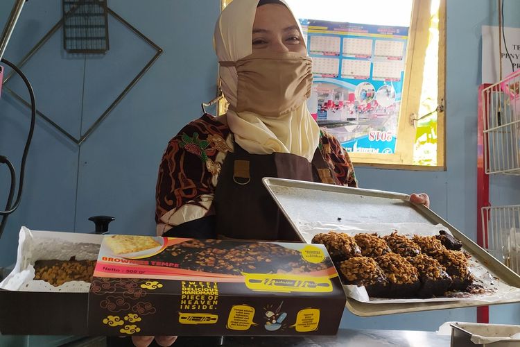 Pembuatan brownies tempe di Desa Pangebatan, Kecamatan Karanglewas, Kabupaten Banyumas, Jawa Tengah, Rabu (21/10/2020).