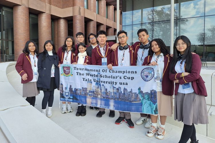 11 murid SMP dan SMA BINUS SCHOOL Bekasi yang memenangkan World Scholars Cup (WSC) yang digelar Universitas Yale, Amerika Serikat, pada November 2023. 