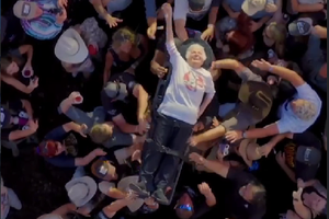 Nenek 99 Tahun Pecahkan Rekor Crowd Surfing Tertua di Konser