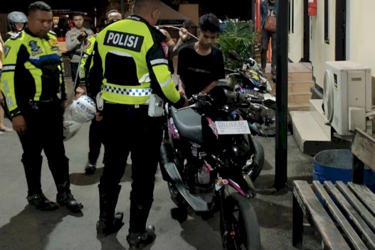 Polisi amankan sepeda motor yang digunakan untuk balapan liar di Kota Kupang, Nusa Tenggara Timur (NTT), Minggu (26/5/2024).