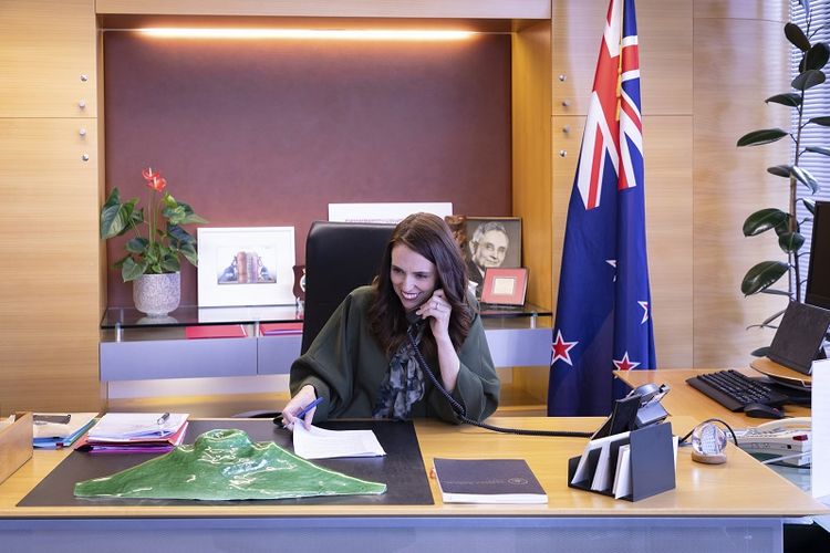 Dalam foto yang disediakan oleh Kantor Perdana Menteri Selandia Baru ini, Perdana Menteri Jacinda Ardern berbicara dengan Presiden terpilih AS Joe Biden melalui telepon di kantornya di Wellington, Selandia Baru, Senin, 23 November 2020. 