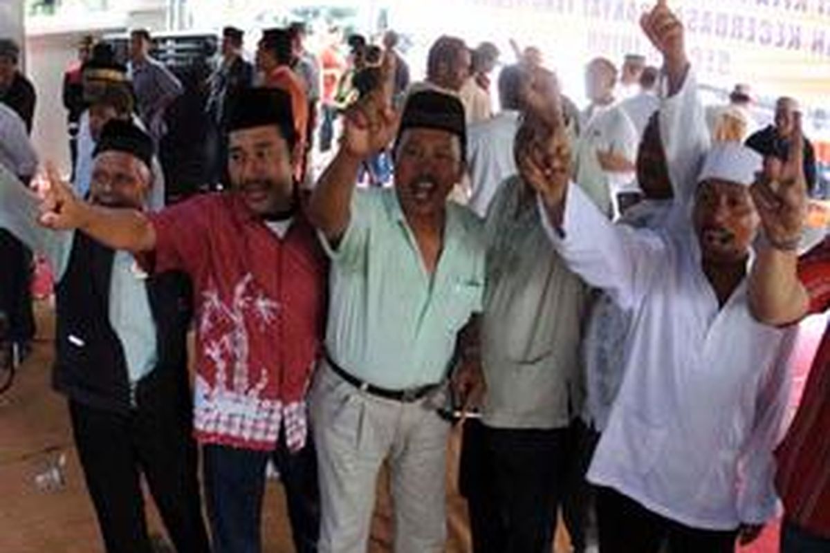 Para pendukung pasangan Khofifah Indar Parawansa/Mudjiono (Kaji) bersorak-sorai merayakan kemenangan seusai menyaksikan siaran langsung jalannya sidang putusan gugatan pilkada Jatim oleh Mahkamah Konstitusi (MK) di Surabaya, Selasa (2/12).