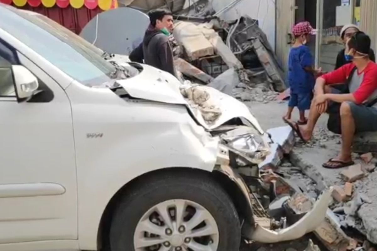 Polisi tengah menyelidiki ambruknya salah satu minimarket di Jalan Raya Condet, Kramatjati, Jakarta Timur, Minggu (17/10/2021).