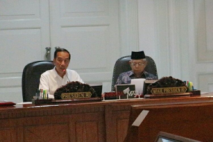 Presiden Joko Widodo membuka rapat terbatas soal industri baja nasional di Istana Kepresidenan, Jakarta, Rabu (12/2/2020)