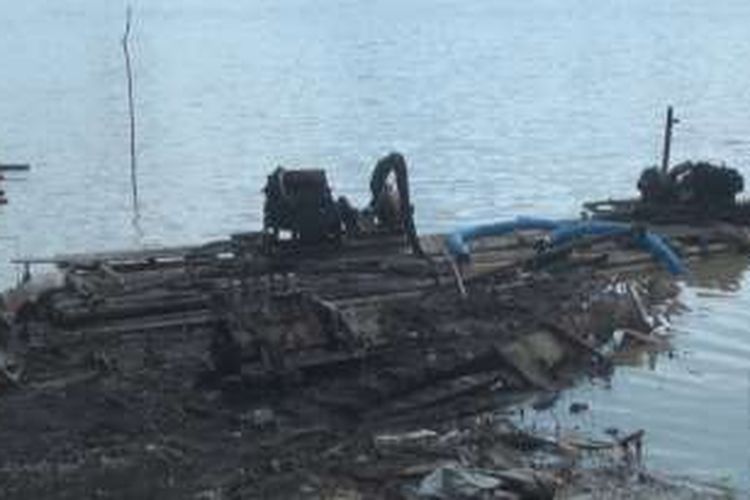 Sisa bangkai kapal yang terbakar dibiarkan begitu saja di pinggir sungai di Desa Santapan Barat Ogan Ilir