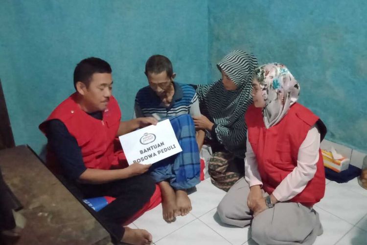 Malawing (sarung biru) saat meneeima bantuan pengobatan dari manajemen PT Bosowa (PSM Makassar) di rumahnya di Jalan Abdul Dg. Sirua, Rabu (12/2/2020).