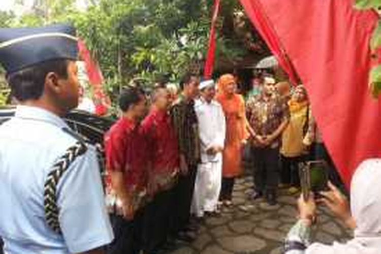 Presiden Joko Widodo bersama Bupati Purwakarta Dedi Mulyadi. Dalam pertemuan tertutup tersebut, Dedi menawarkan pembangunan peternakan sapi di Purwakarta.