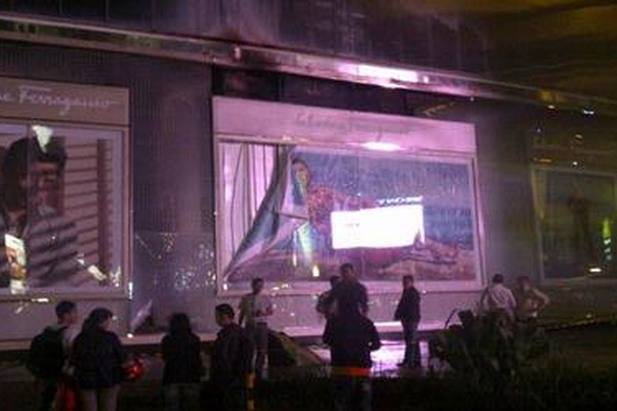 Suasana di bagian depan reklame griya busana Salvatore Ferragamo di Senayan City setelah kebakaran, Rabu (14/3/2012) malam.
